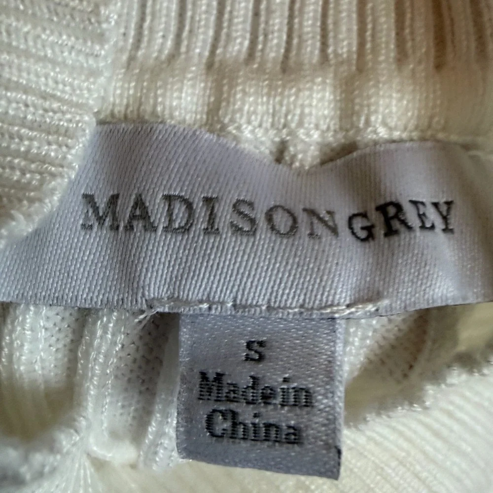 MADISON GREY White sleeveless with mock turtleneck. - Picture 4 of 6